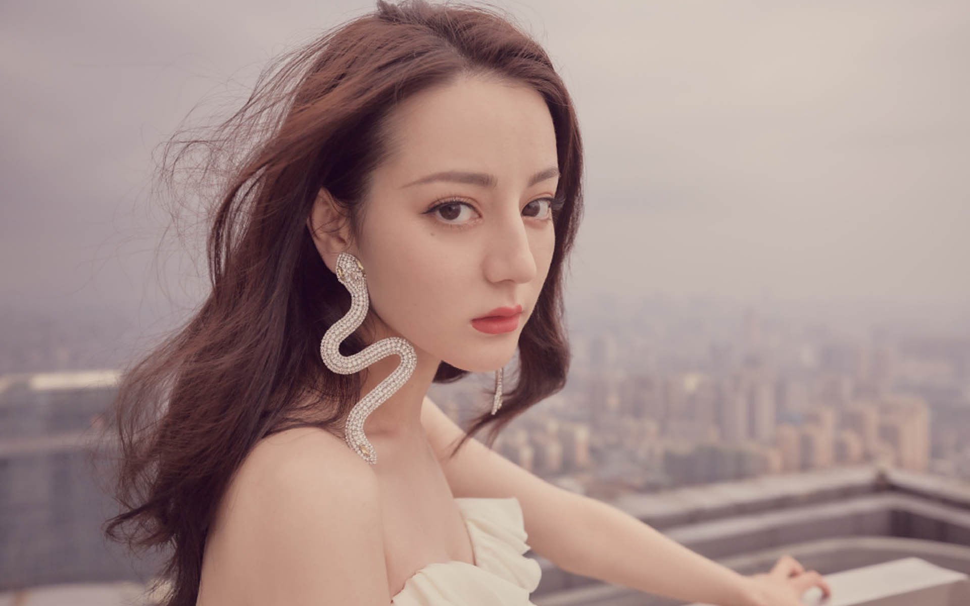 开云体育娱乐-李冰洁泳池对决 展现中国选手韧性，李冰洁泳装